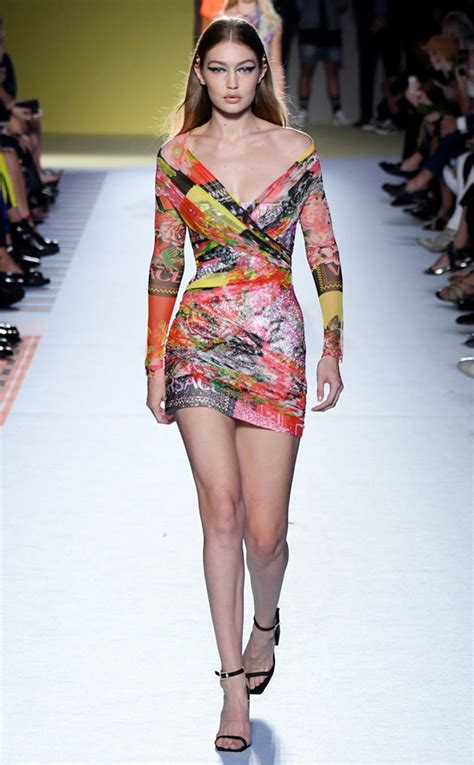 sfilata di versace mfw 2019 tutte le notizie|Milano Fashion Week 2019 Versace, i 20 anni di Jungle Print con .